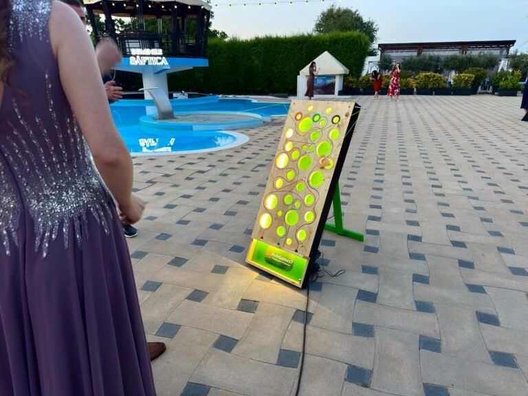 joc Ball Maze cu LED pentru închiriere, activitate interactivă și luminată, ideală pentru copii și adulți la evenimente.