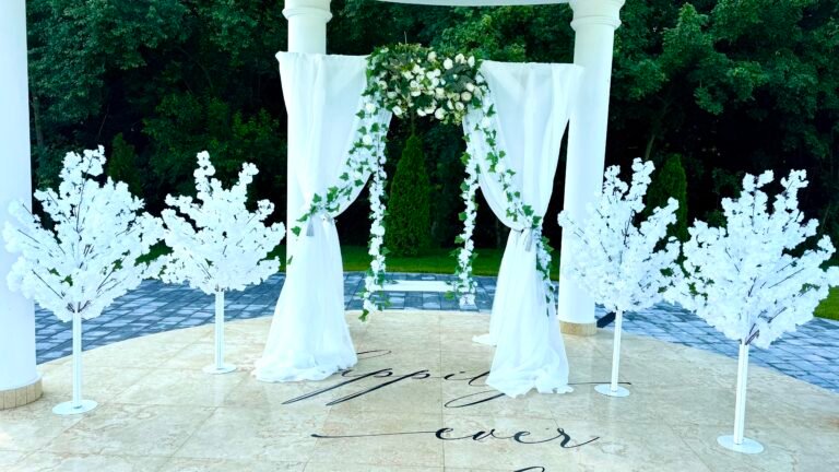 Photocorner cu leagăn decorativ pentru evenimente, ideal pentru fotografii la nuntă, botez sau petrecere, cu flori și lumini ambientale.
