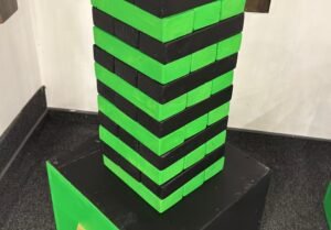 Joc Jenga uriaș cu piese de lemn